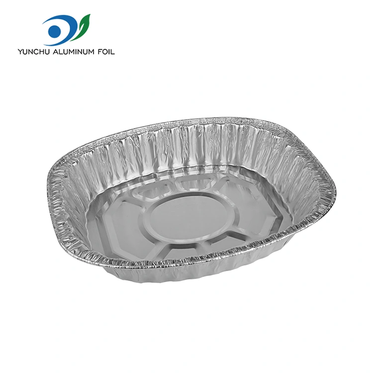 Куряча срібна срібна срібна контейнери з алюмінієвою фольгою на грилі на грилі