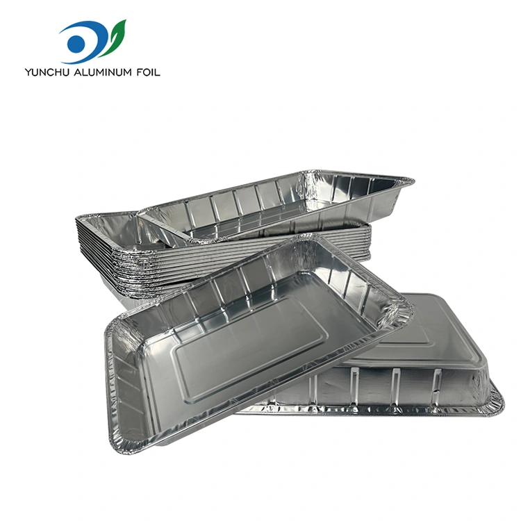 Великі контейнери з алюмінієвої фольги на грилі на грилі